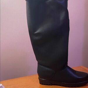 Sleek Black Women's Knee-High Heeled Boots